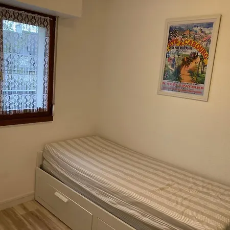 2 Pièces Avec Balcon Près De La - Fr-1-712-74 *
